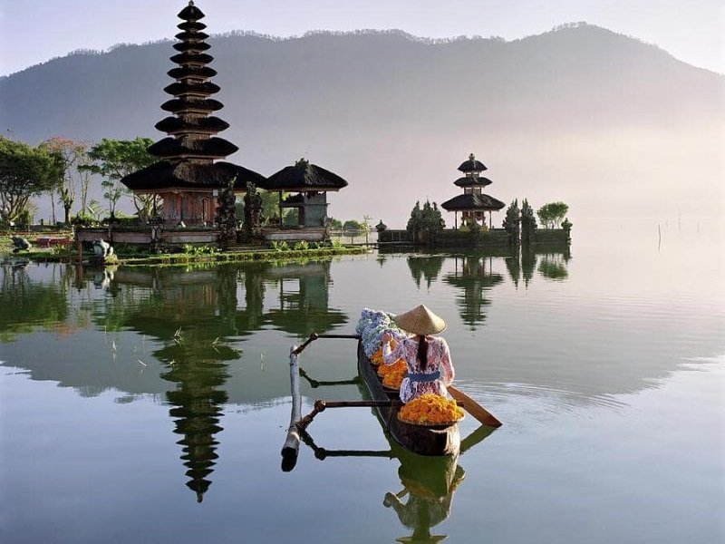 Đền nước hồ Ulun Danau
