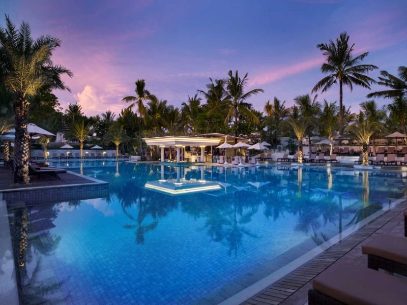 Hồ bơi chính tại Padma Resort Legian Bali 