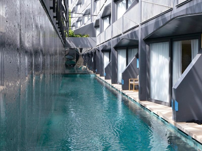 Hồ bơi tại khách sạn Ize Seminyak Bali